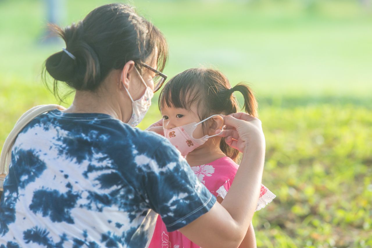 https://d36tnp772eyphs.cloudfront.net/blogs/1/2020/09/mom-putting-a-mask-on-her-daughter.jpg